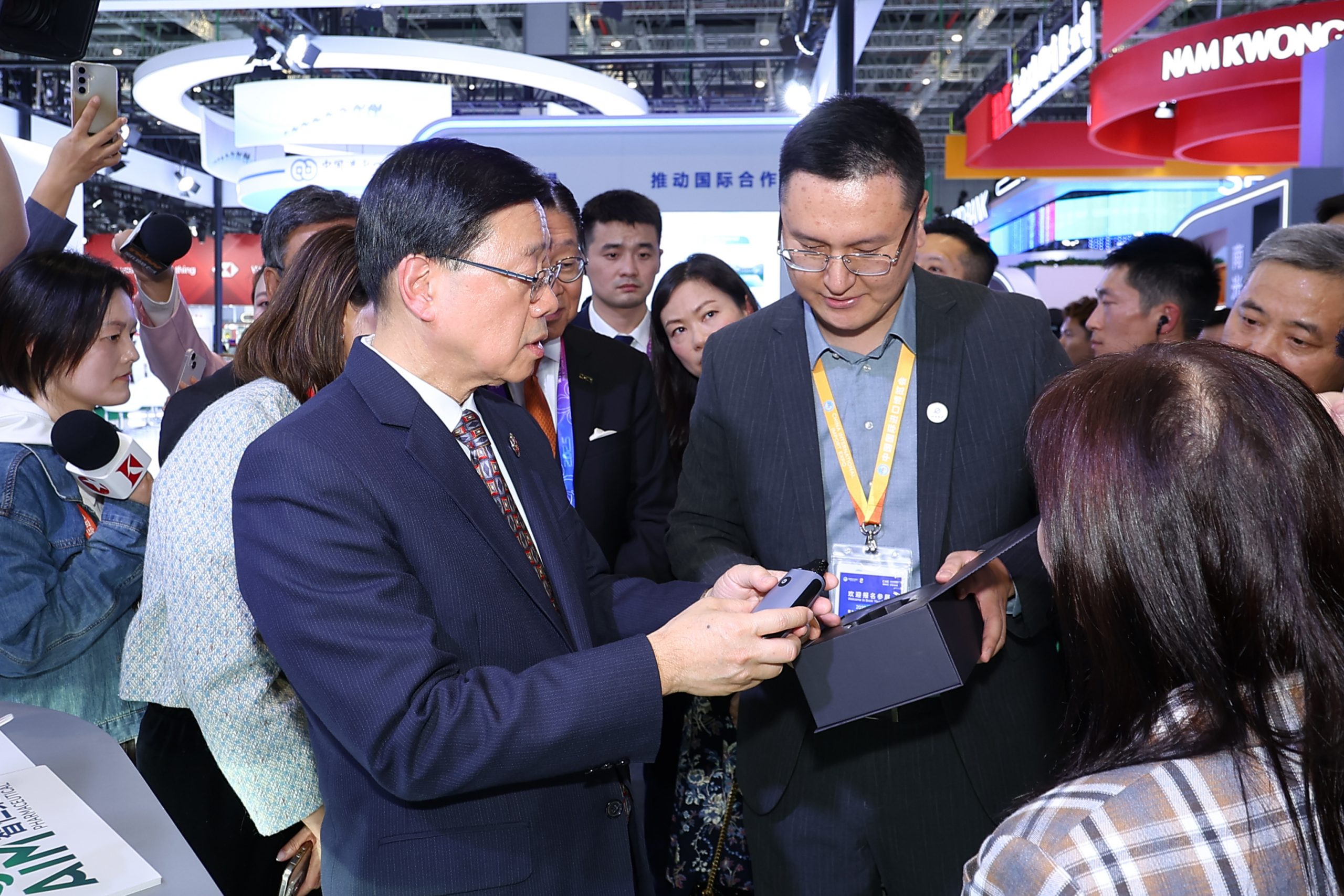 第八届中国国际进口博览会盛大开幕，艾凌科技创新产品 FattaLab® 获得了香港行政长官李显龙的高度赞扬！